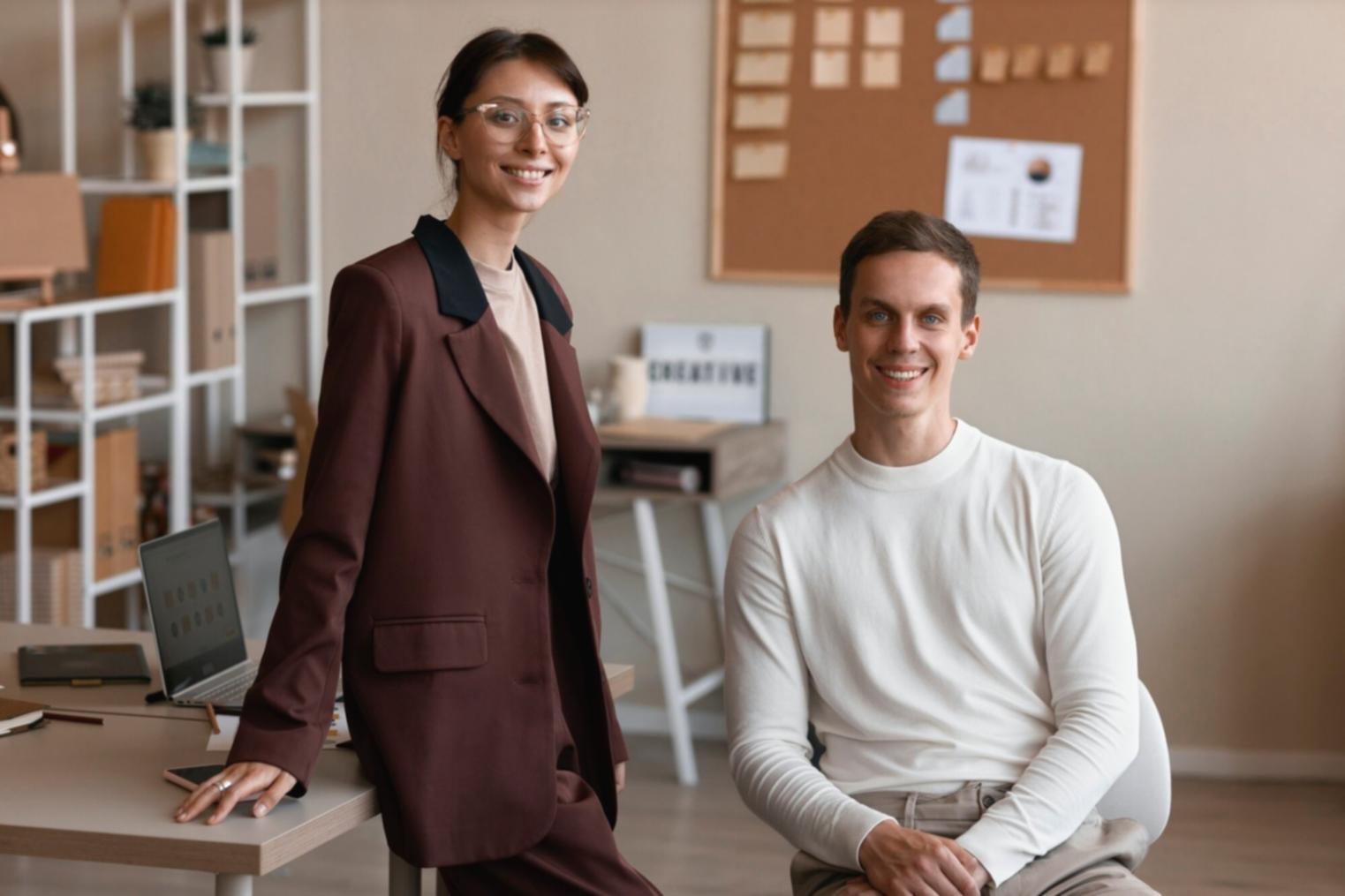 Estudiante analizando gráficos financieros y estados contables en una sesión práctica del programa