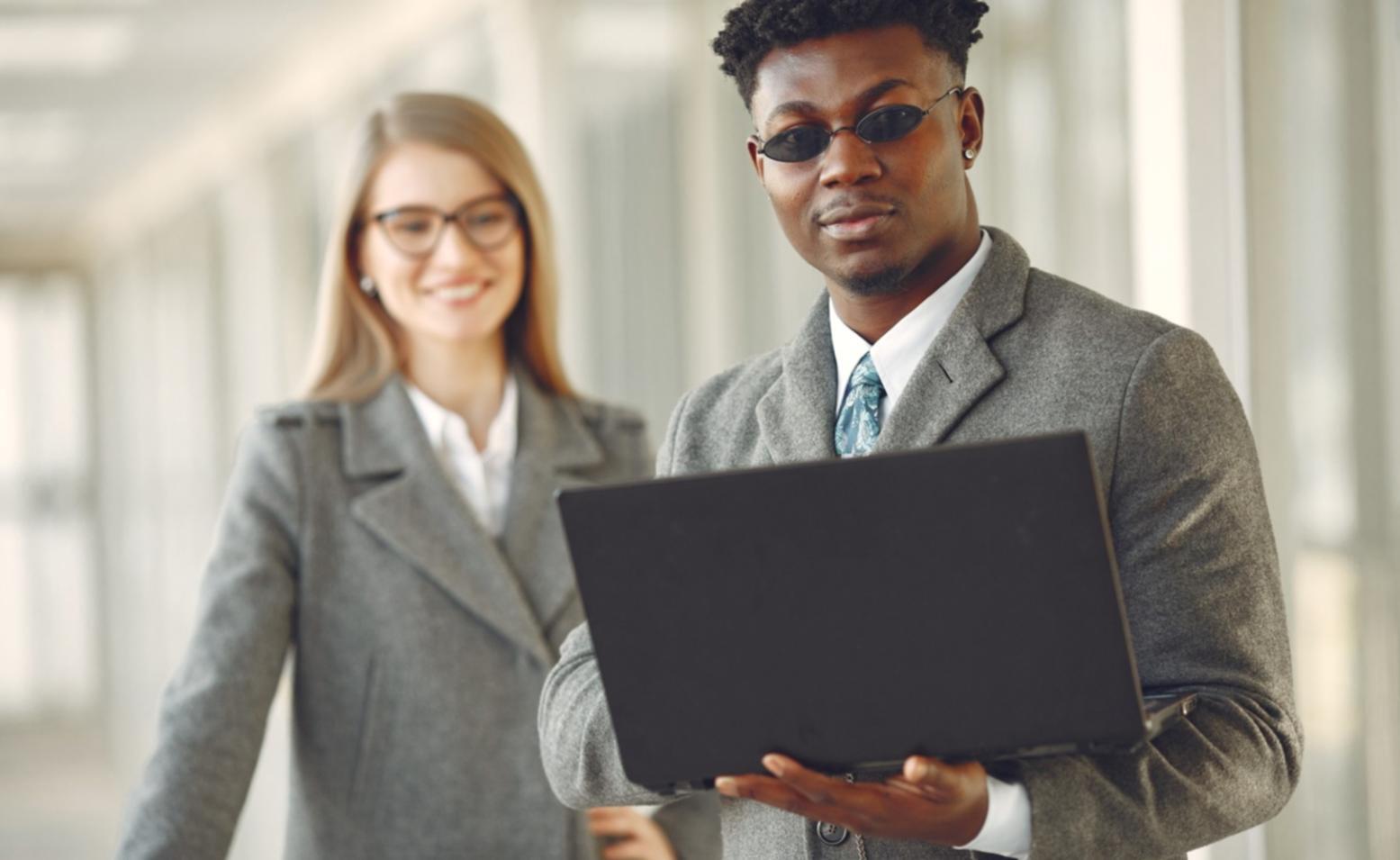 Profesional revisando análisis financiero en oficina moderna con gráficos y documentos
